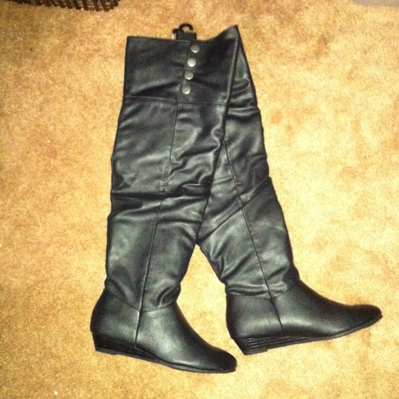 New with tags🔗 Black leather knee high boots