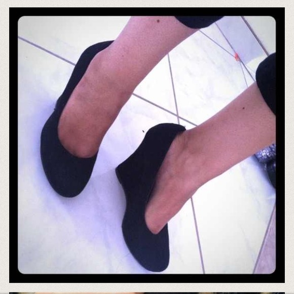 Black wedges