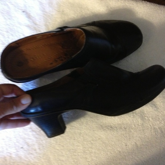 NO LONGER AVAILABLE. Black mules. - Picture 3 of 4
