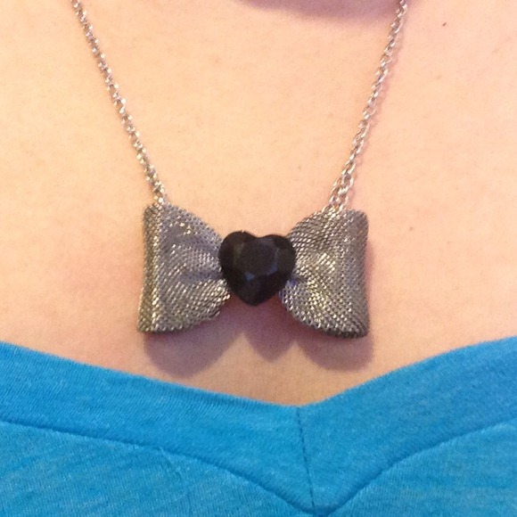 Bow necklace