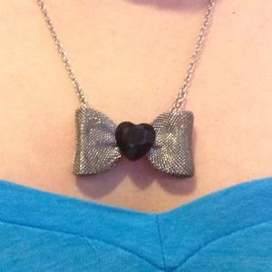 Bow necklace