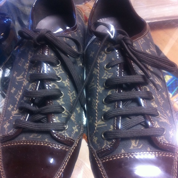 Ladies L/V shoes )authentic