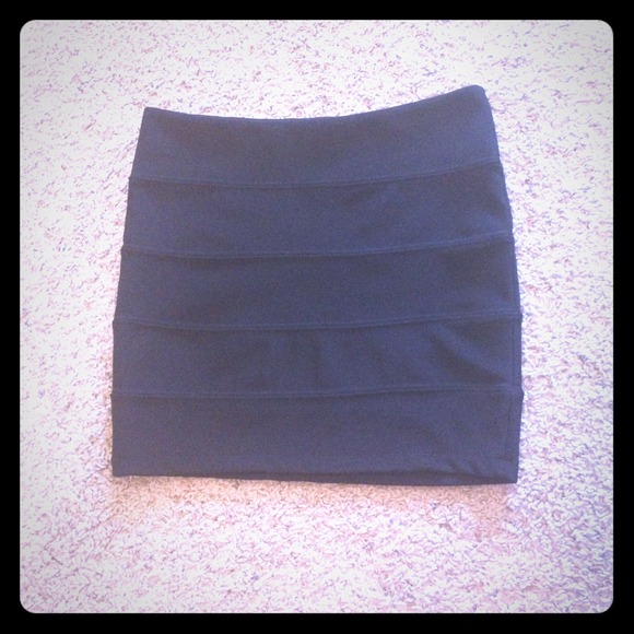 NWOT Black GUESS Skirt
