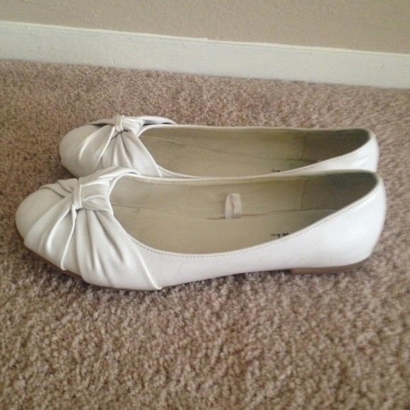 White Wet Seal Knot Toe Flats - Picture 2 of 3