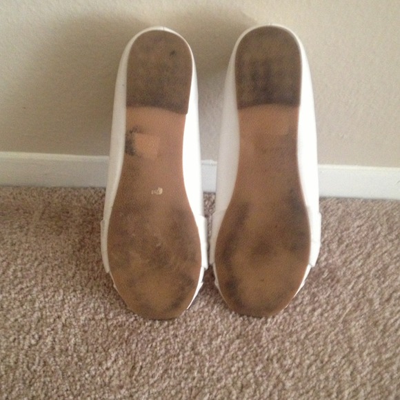 White Wet Seal Knot Toe Flats - Picture 3 of 3