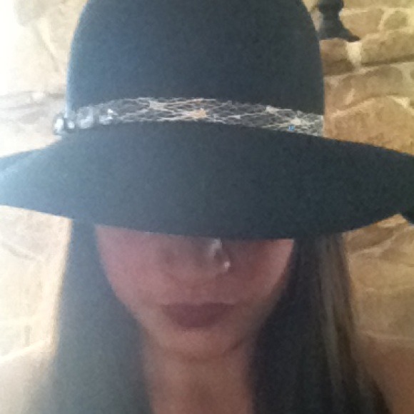 Gifted out - Bebe flopping Hat! - Picture 1 of 3