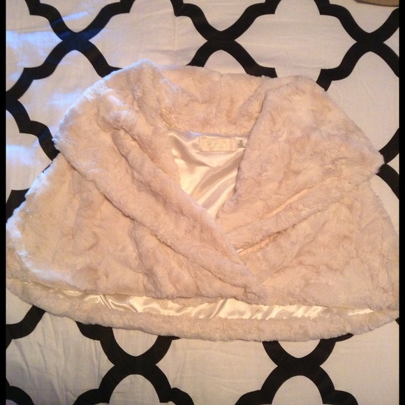 Stunning faux fur white shawl! **weddings**