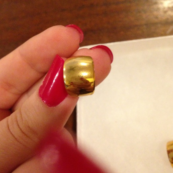 Small gold tone earrings with gold posts - Picture 2 of 4