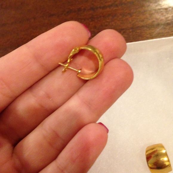 Small gold tone earrings with gold posts - Picture 3 of 4