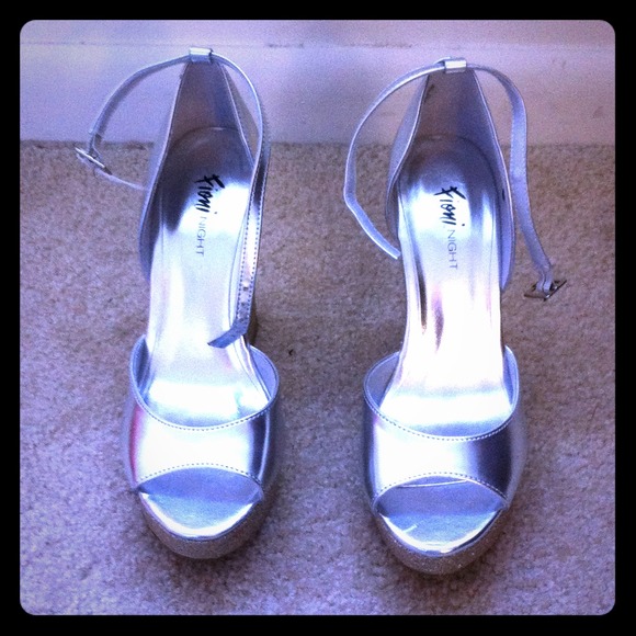 ❌❌ SOLD ❌❌ Silver and Gold Wedges
