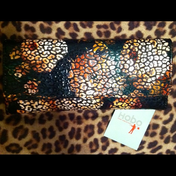 HOBO wallet (NWT)-Sadie/Hydrangea