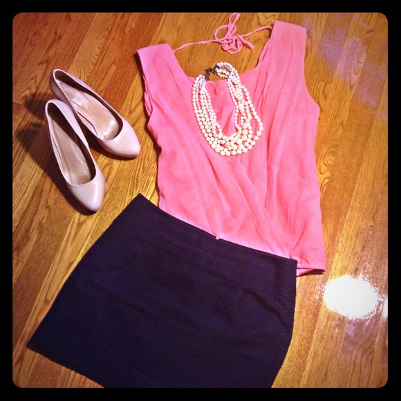 Alice + Olivia Tops - 🎄 Pink Alice & Olivia Deep V Blouse