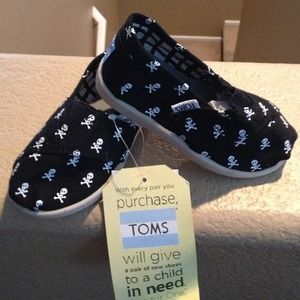 🎉🎉BRAND NEW TOMS FOR KIDS
