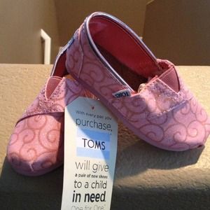 📛ON HOLD 4 VALERIE📛BRAND NEW TOMS FOR kids