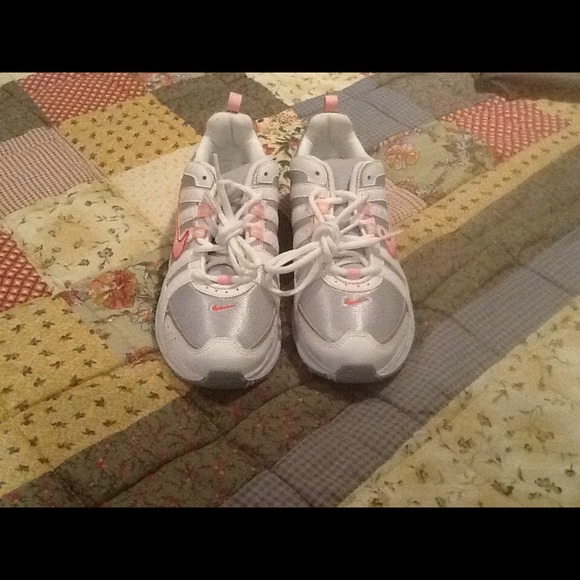 BRAND NEW NIKE SHOES FOR WOMEN ( HOLD )