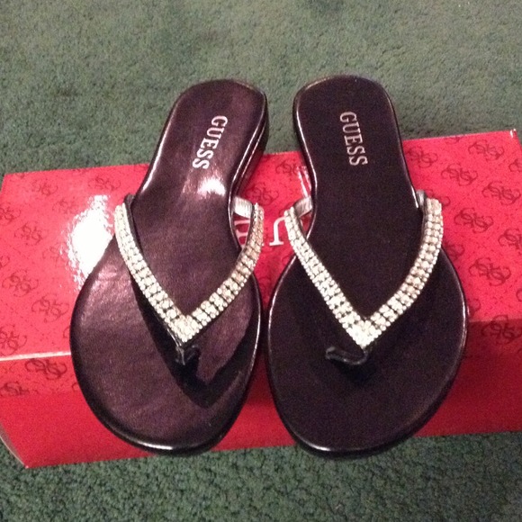HoLD. HolD Guess Jasper flip flops in size 6.