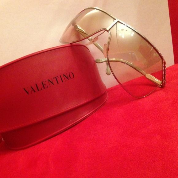 🎉🎉REDUCED 100 % Authentic Valentino Sunglasses