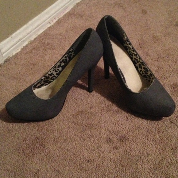 🔴SOLD🔴GREY HEELLS - Picture 2 of 4