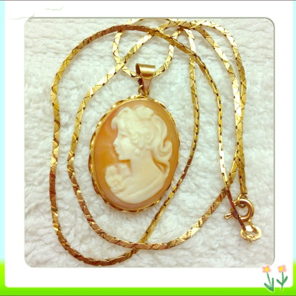 💢💢SOLD💢💢@luxushop4less14K shell cameo necklace