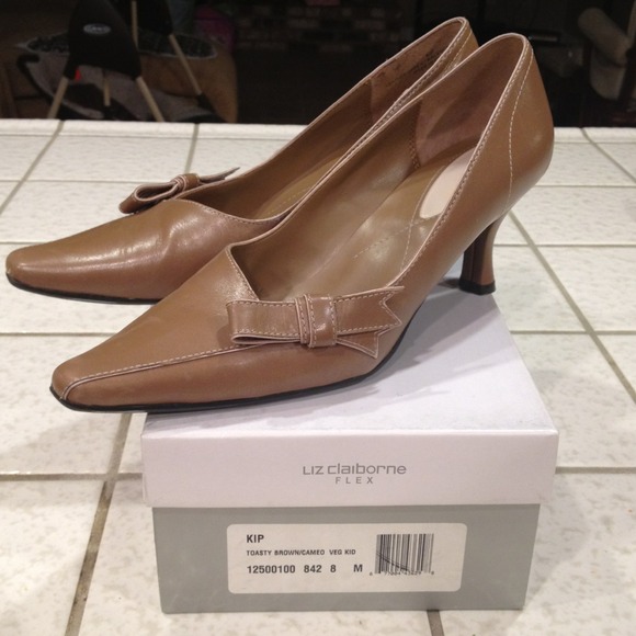 Size 8 Liz Claiborne tan heels