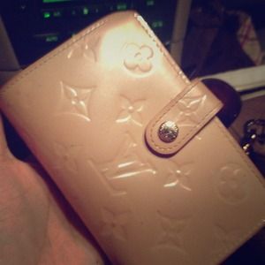 LV pink wallet