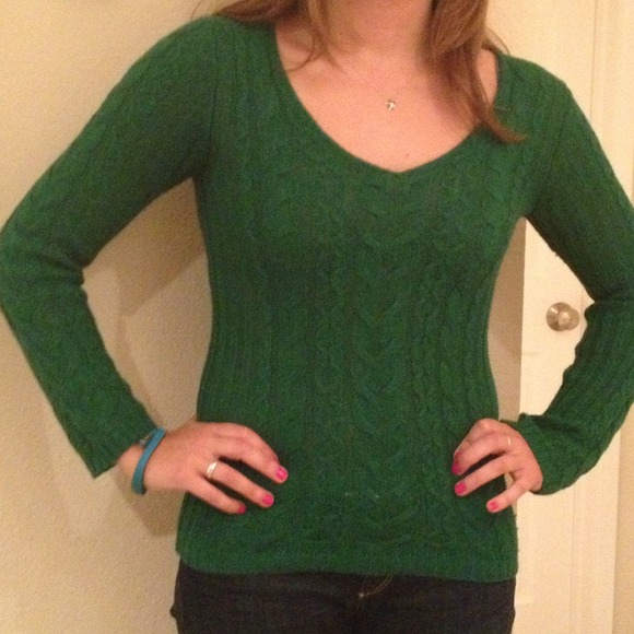 🔴SOLD in bundle🔴 Green cable-knit Gap sweater.