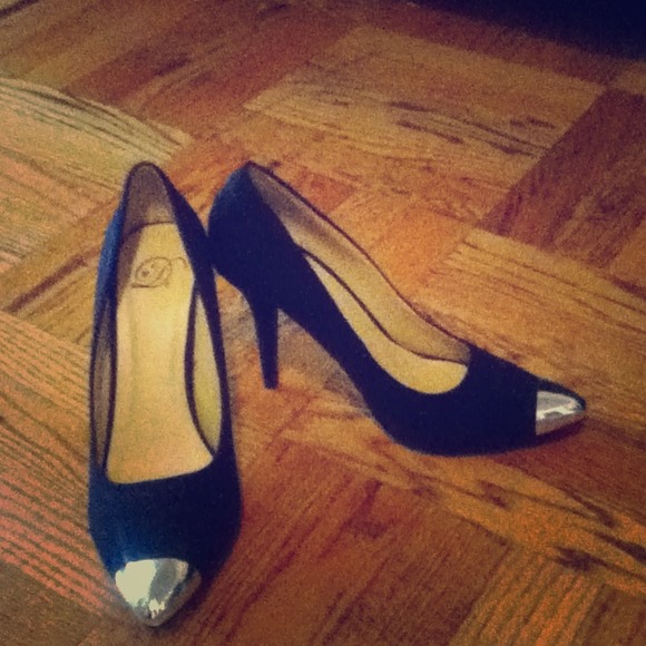 Black pumps, Suede material.