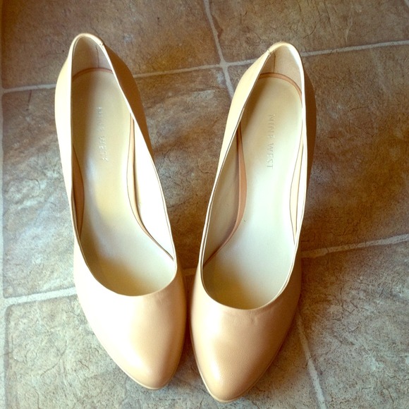 Nude pumps, leather size 8 Nine West