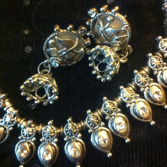 ⏬Reduced⏬White Rhinestone Statement Silver set❤ - Picture 2 of 4