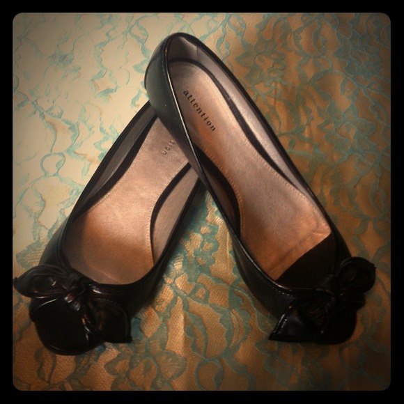 Black kitten heels