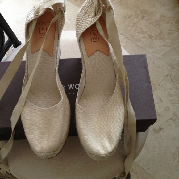 Classic Palm Beach summer cloth wedge.