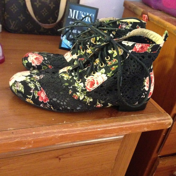 Laced shoes
