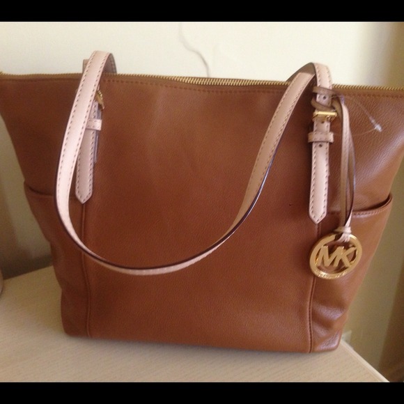 SOLD ON TRADESY MICHAEL KORS JET SET ZIP TOP TOTE