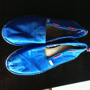 Women's Stitchout TOMS 8.5