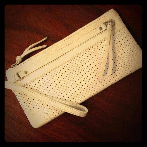🚫 SOLD IN BUNDLE🚫 BR White Leather Clutch