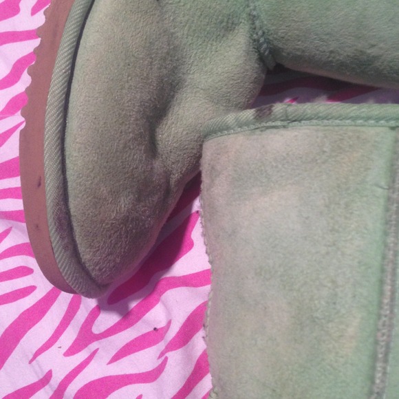 Authentic rare lime green classic short uggs - Picture 3 of 4