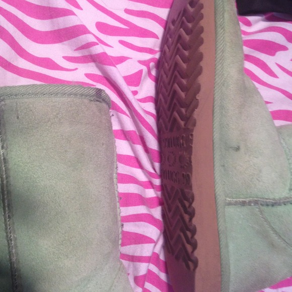 Authentic rare lime green classic short uggs - Picture 4 of 4