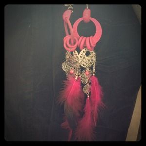 12" Fuchsia Long Feather w/ silver tone earrings