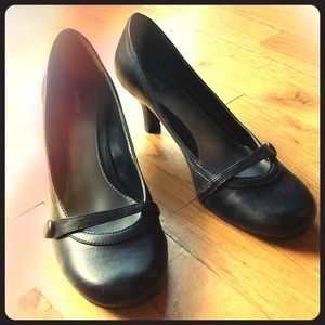 Black pumps