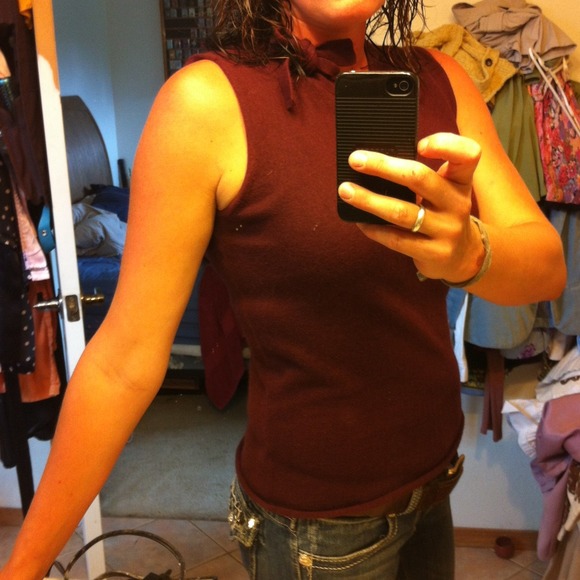 Sleeveless sweater maroon