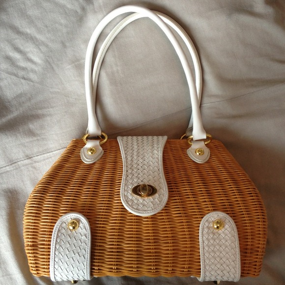 ON HOLD Adrienne Vittadini basket bag.