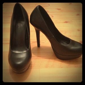 F21 black faux leather 5.5 inch pumps