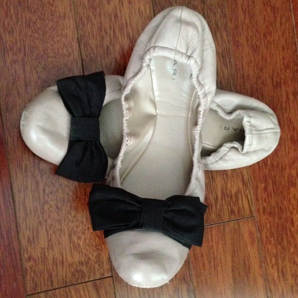 TAHARI Tan Neutral Leather Scrunchy Flats - Picture 2 of 4