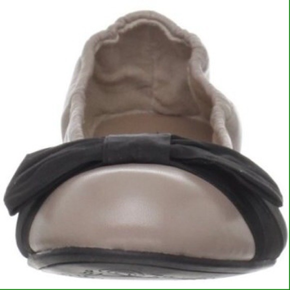 TAHARI Tan Neutral Leather Scrunchy Flats - Picture 3 of 4