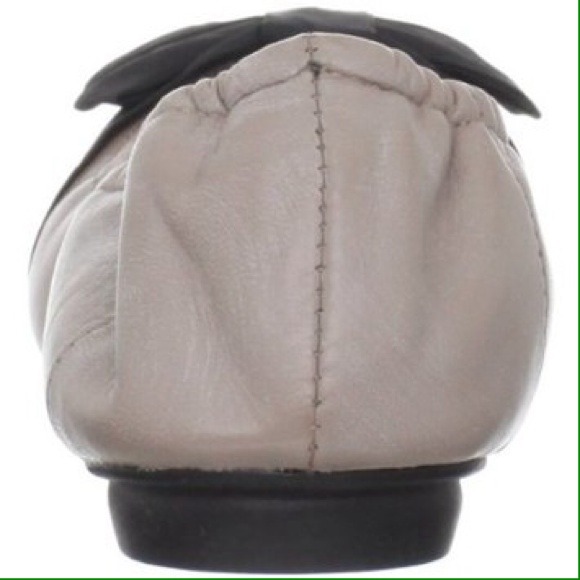 TAHARI Tan Neutral Leather Scrunchy Flats - Picture 4 of 4