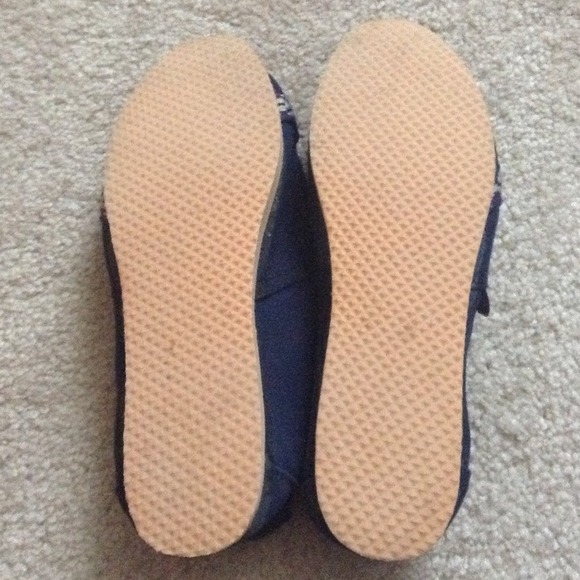 SOLD IN BUNDLE!! Women's Argentine Slip On Shoes - Picture 3 of 4