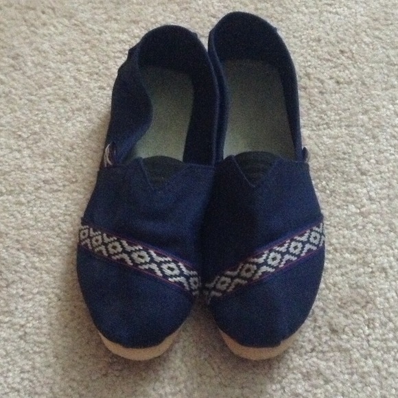 SOLD IN BUNDLE!! Women's Argentine Slip On Shoes - Picture 4 of 4