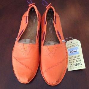 ❗SOLD❗TOMS