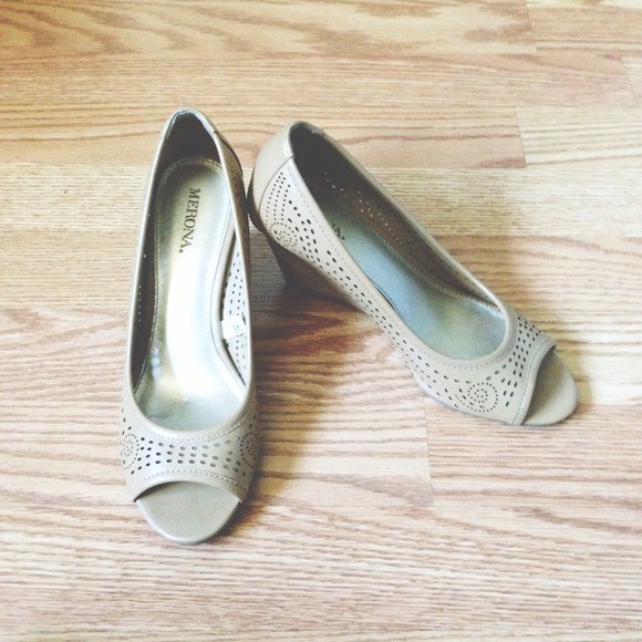 ⛔REDUCED⛔Peep toe beige wedges