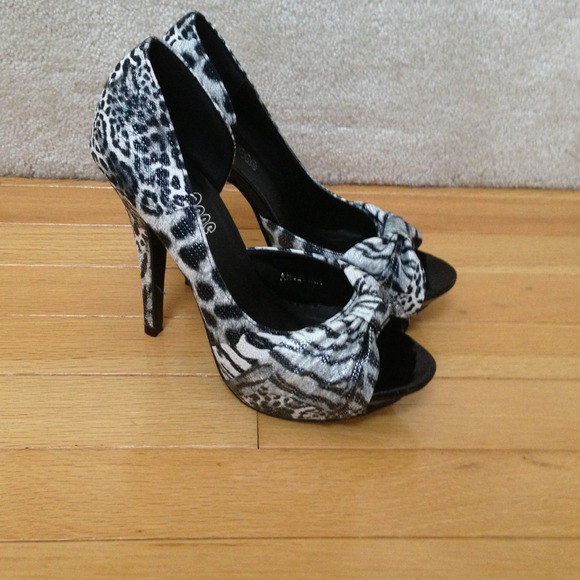 BRAND NEW animal print heels - Picture 2 of 3